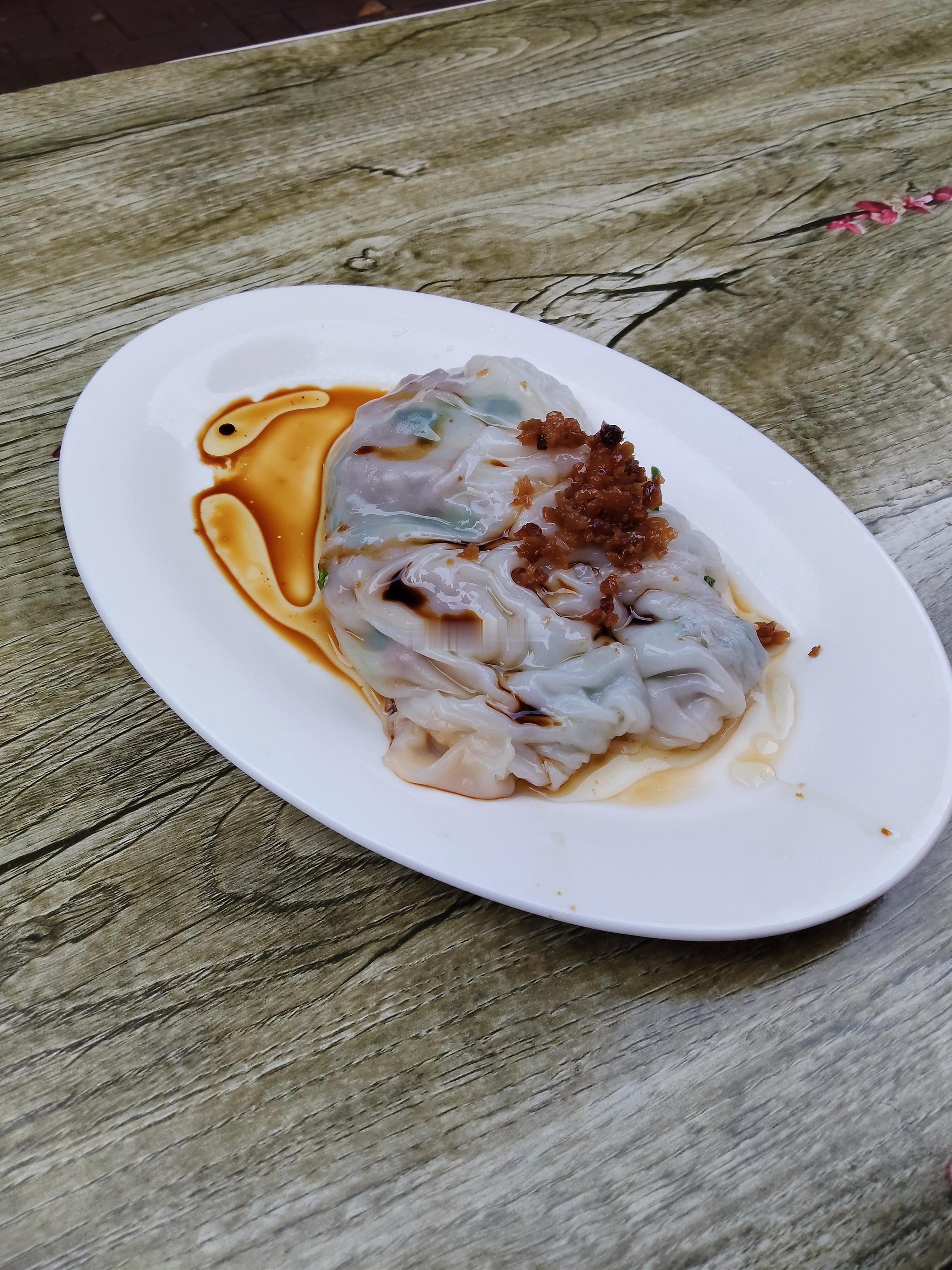 听闻梅园肠粉夜宵摊，也就是老大出了纯牛肠粉12元，换句话说以前的牛就不是牛了！？