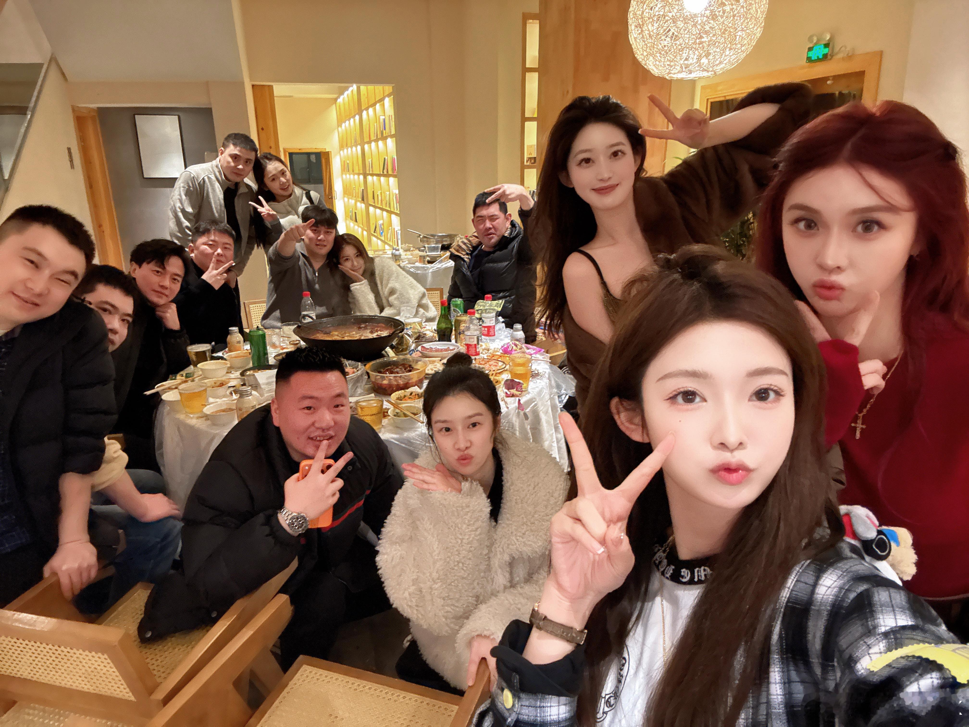 真羡慕自己呀，有给我剥虾的女人，还是两个！