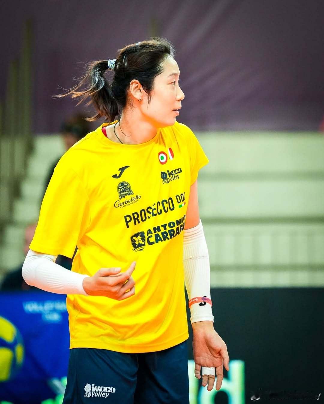 婷姐穿黄色的衣服是真的好看。现在衣柜里还有两件当时安德玛联名的黄色Zhuper体