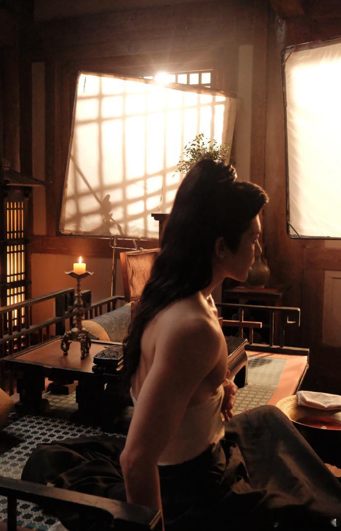 侯明昊半裸胸肌侧拍图[doge]大大方方儿的！！这图一给多少🥝要换壁纸了[收到