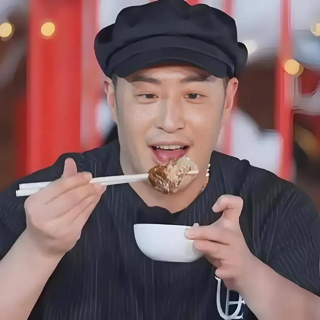 据目击者爆料，潘玮柏深夜乔装潜入面馆，刚捧起香辣牛肉面大快朵颐，经纪人竟破门而入
