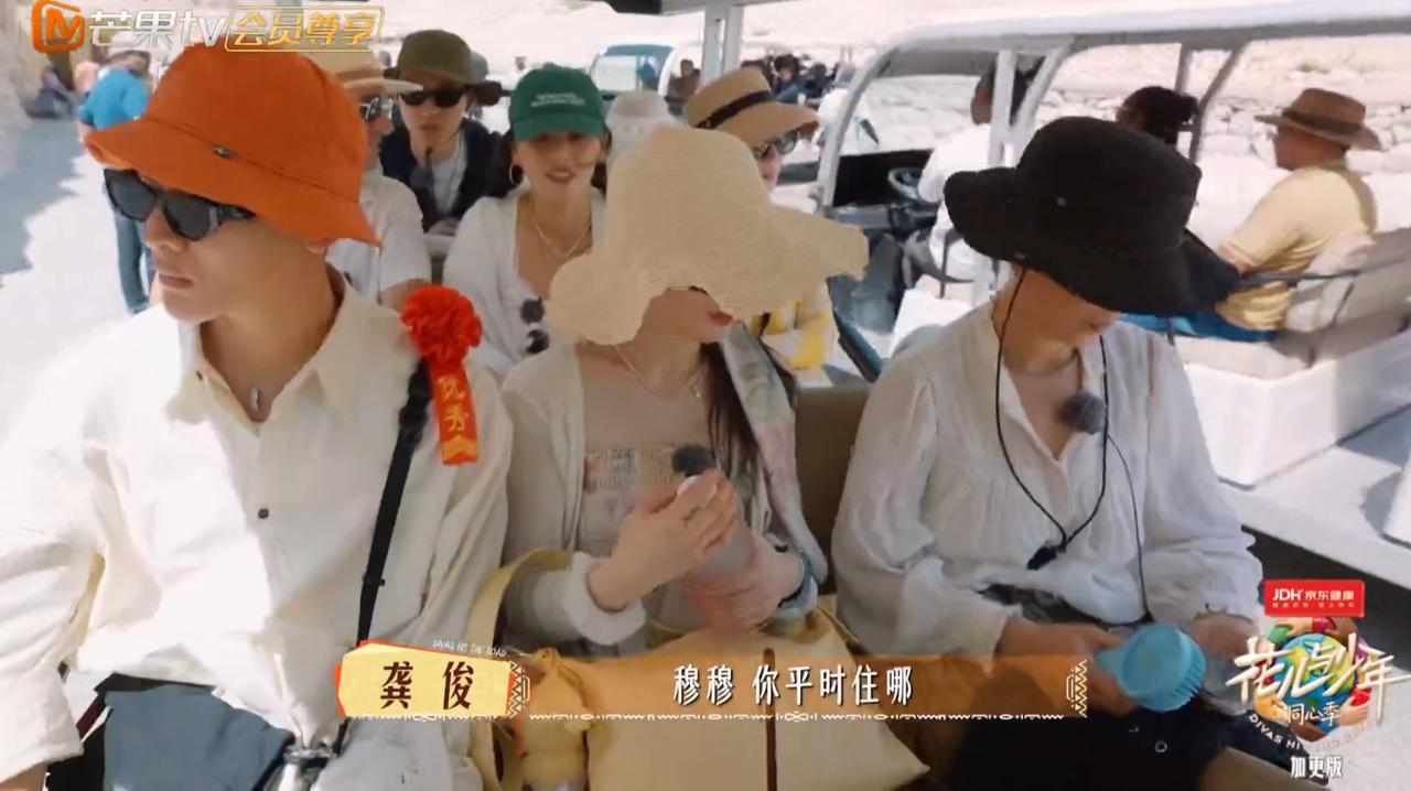 网友都觉得龚俊他们被导游坑了，纷纷为他们打抱不平，直到我看到这一幕。导演