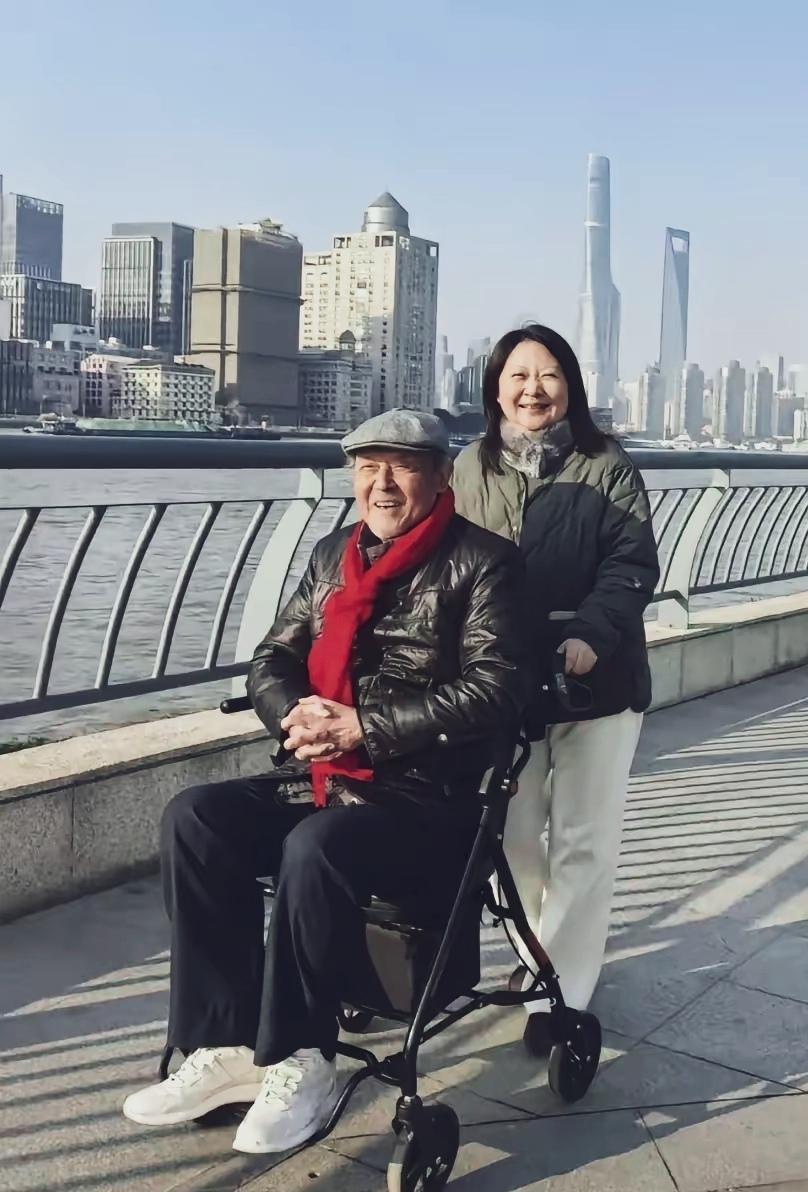 84岁的达式常坐在轮椅上，推着他的，不是护工，而是58年前为他放弃演员梦的妻子王