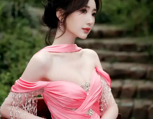 毛晓彤粉红挂颈抹胸礼裙写真,美丽可爱的仙女彤