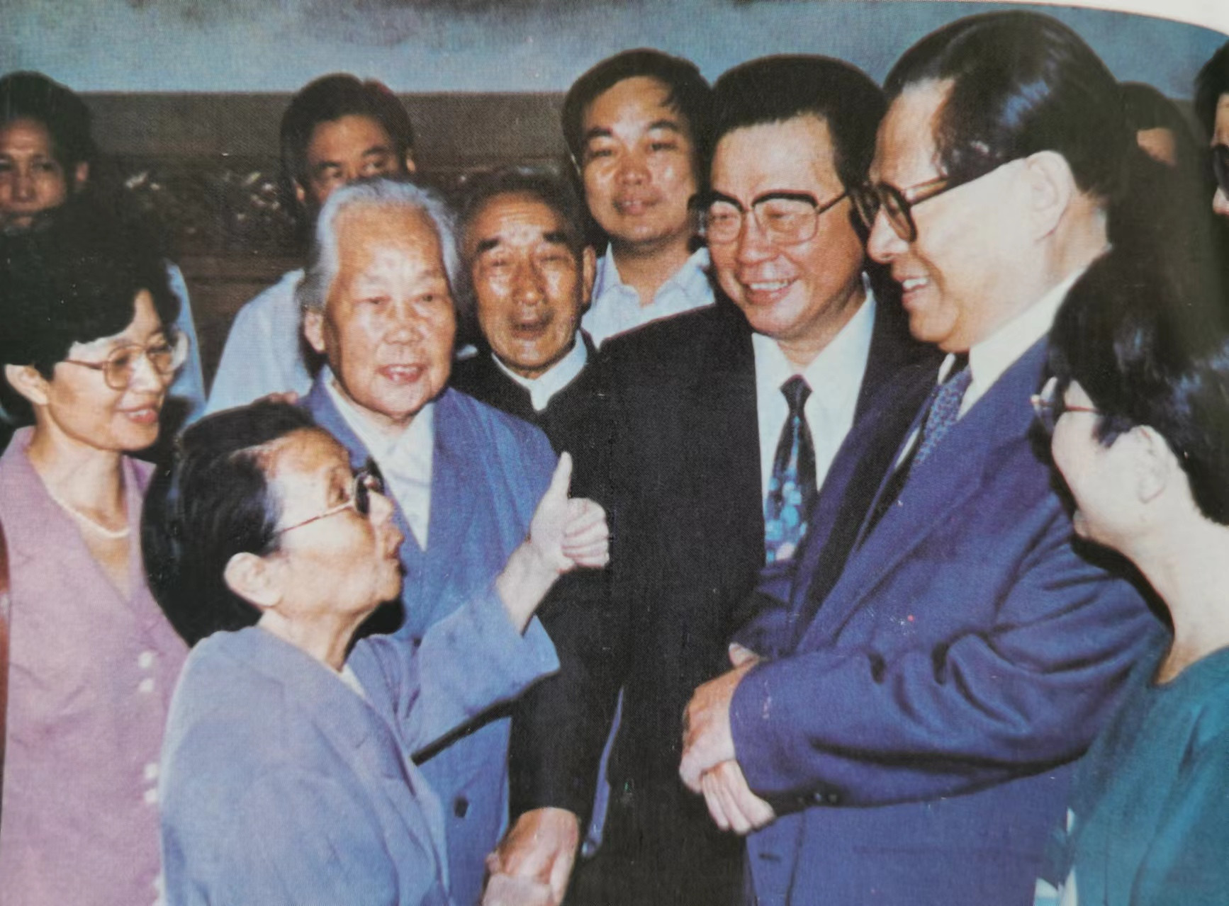 1995年，在纪念张闻天九十五诞辰座谈会期间，江同志和李鹏总理亲切接见了张闻天的