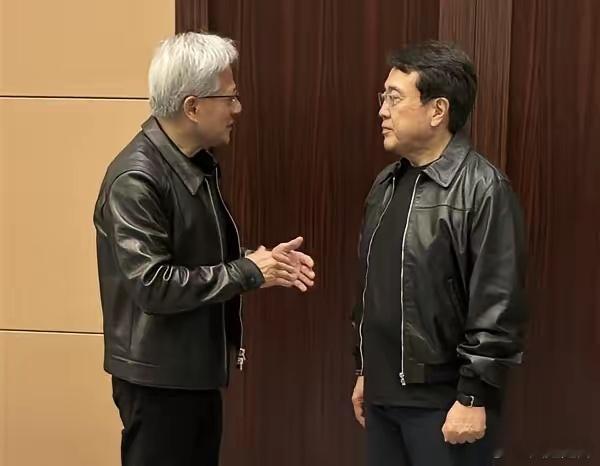黄仁勋访问日本，日本经济大臣赤泽亮穿上同款皮衣接待。