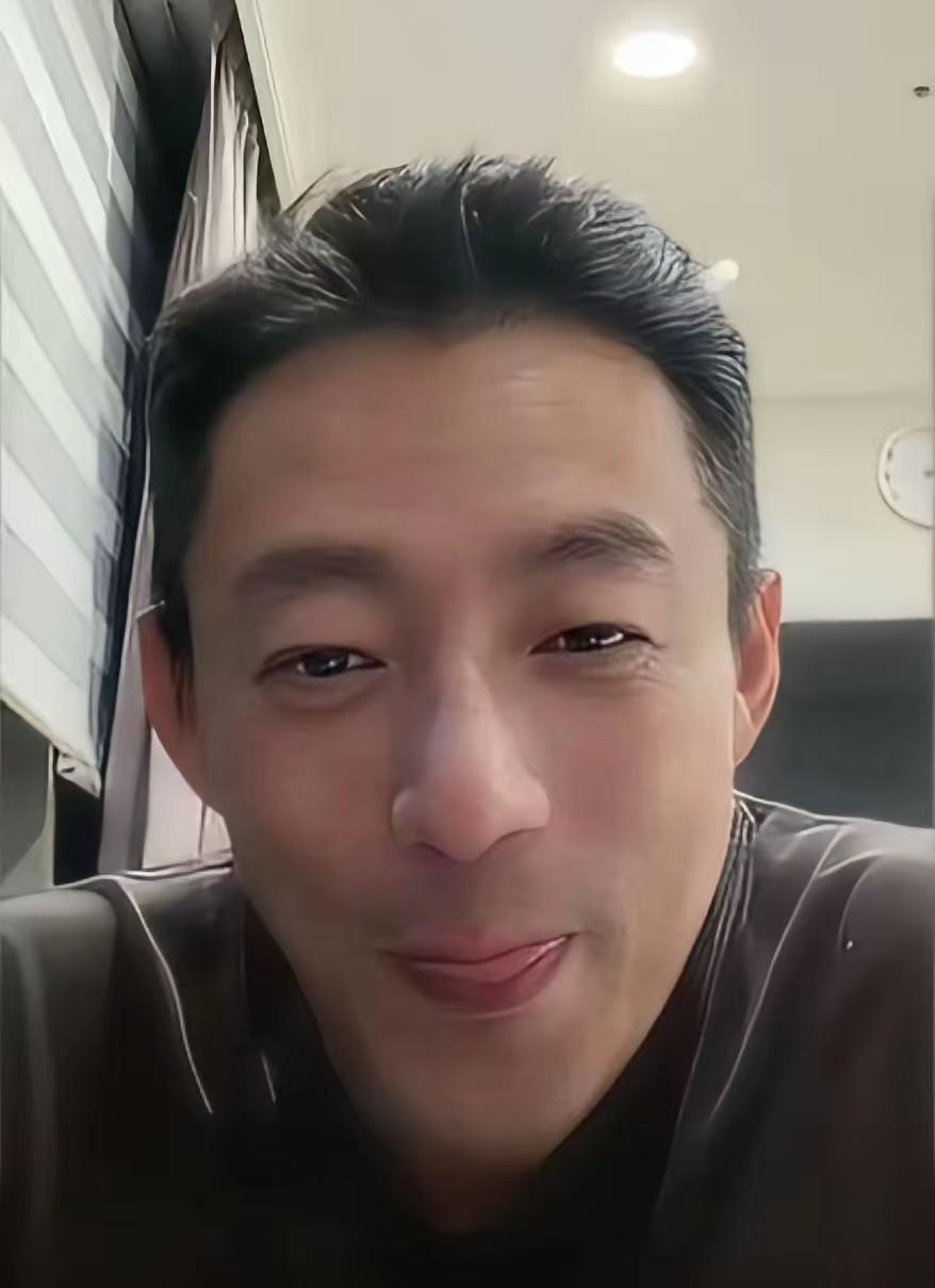 看他在大S面前的表现，应该是自卑型人格，拼命在母亲身上刷存在感，伤害母亲，令人鄙