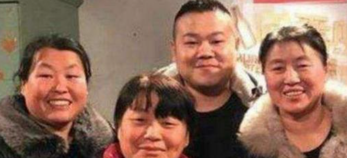 一次，主持人问身价过亿的岳云鹏：“你已经给5个姐姐都买了房子，为什么不管弟弟？为