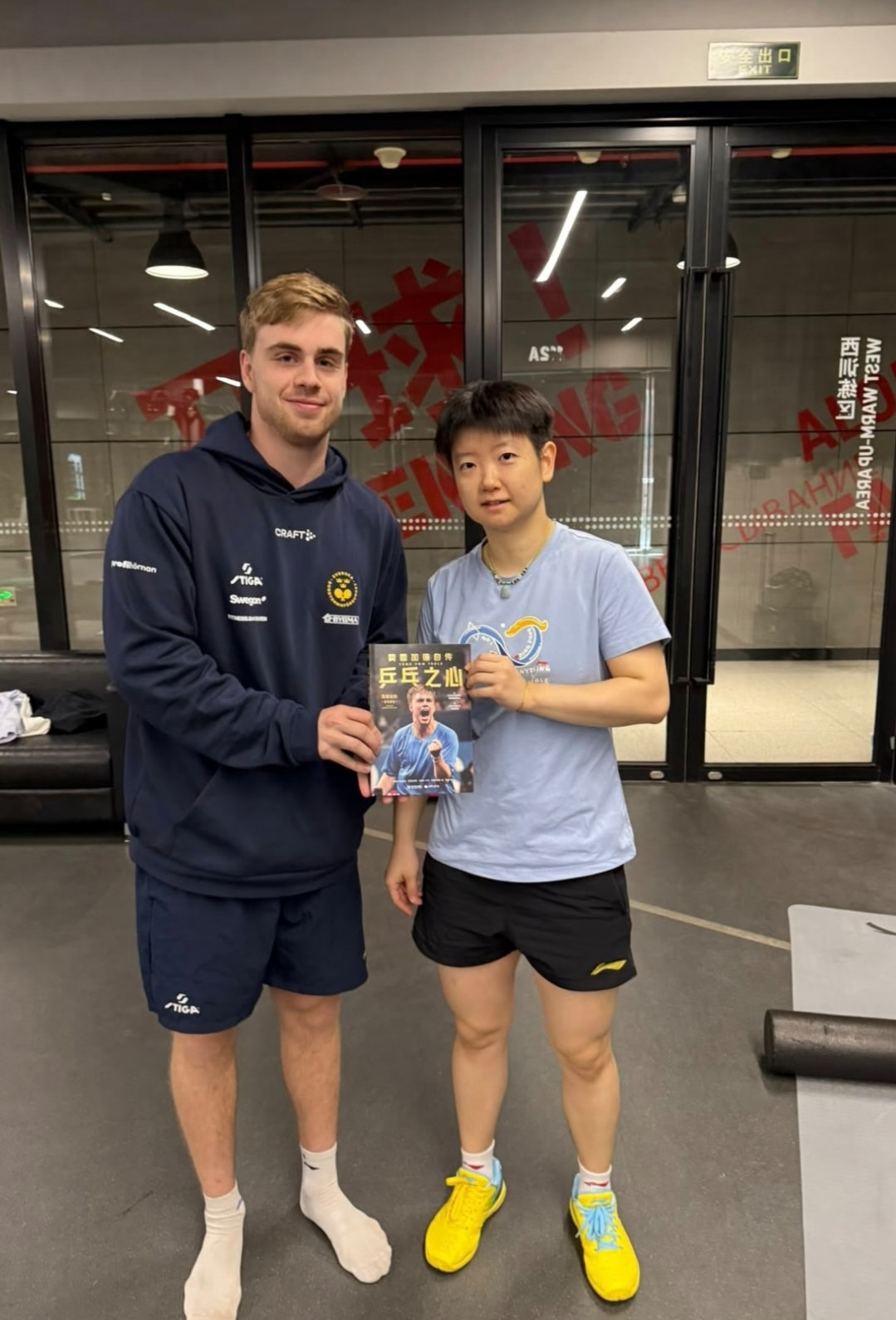 瑞典乒乓球名将莫雷加德晒与孙颖莎合影今天（10月4日），莫雷加德更新了社交动态。他写道，在训练馆和孙