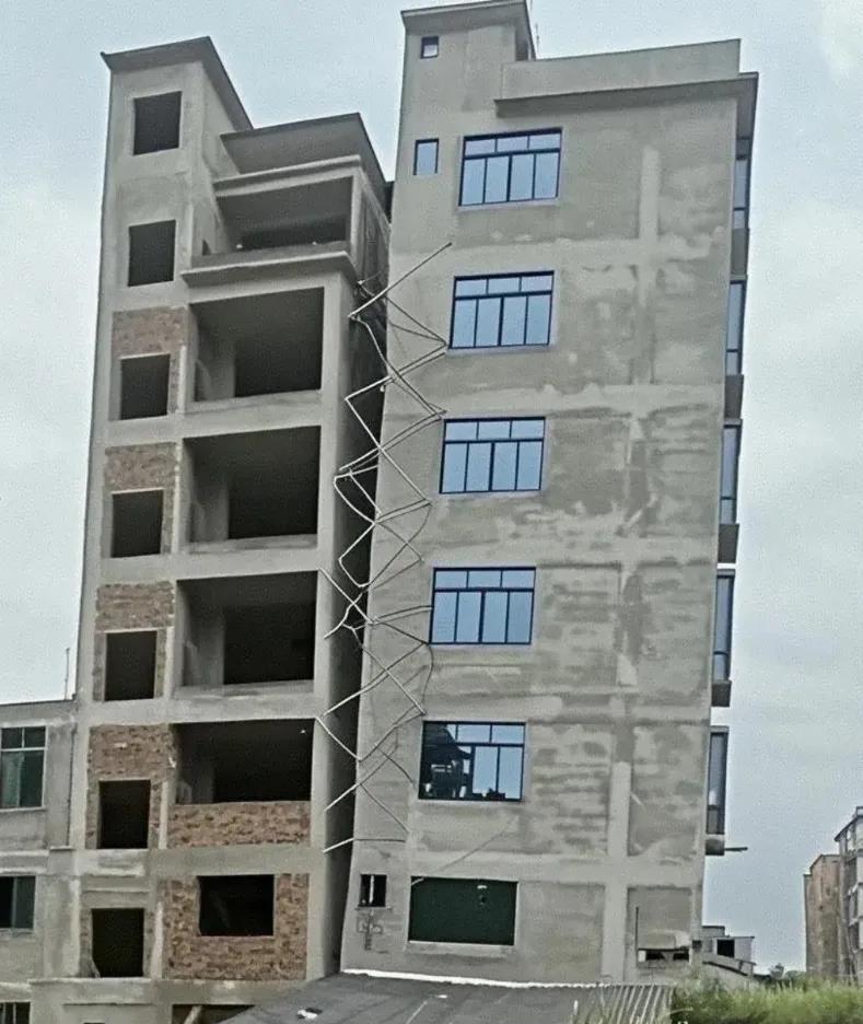 辛辛苦苦存了一辈子的钱，高高兴兴的回去建个楼，结果建成这样，快要哭晕了！