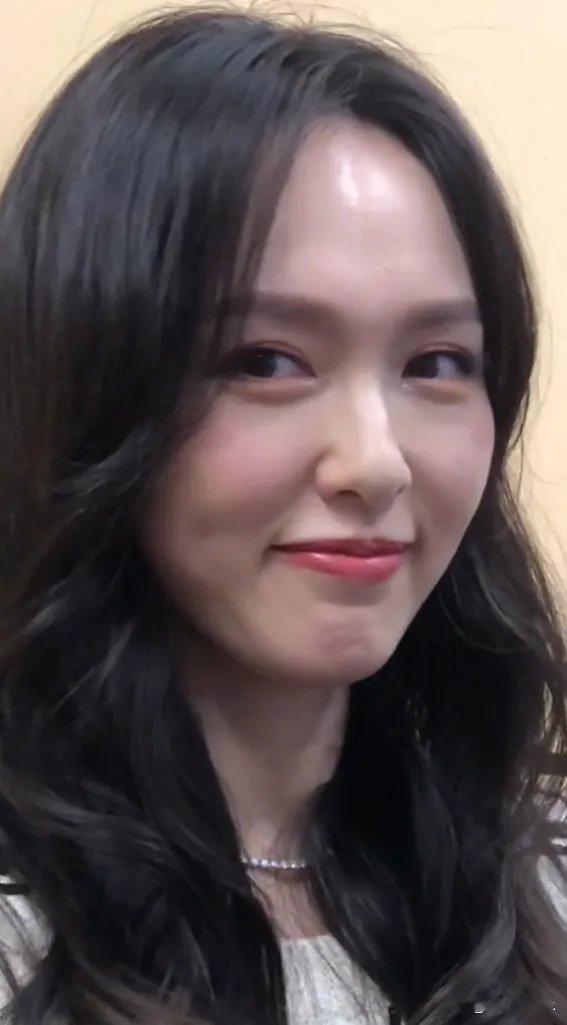 无美颜无滤镜怼脸镜头下的唐嫣，没有一丝皱纹，看着像30多的​​​