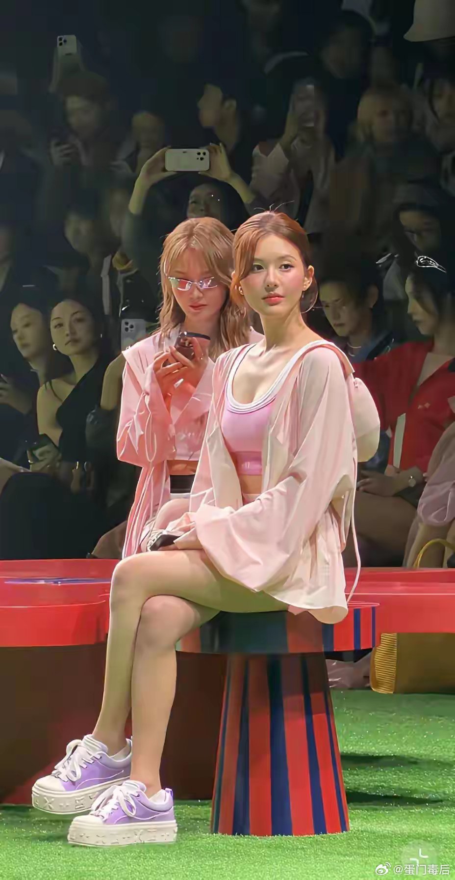 本来以为赵露思穿防晒服已经够漂亮了，直到看见旁边的