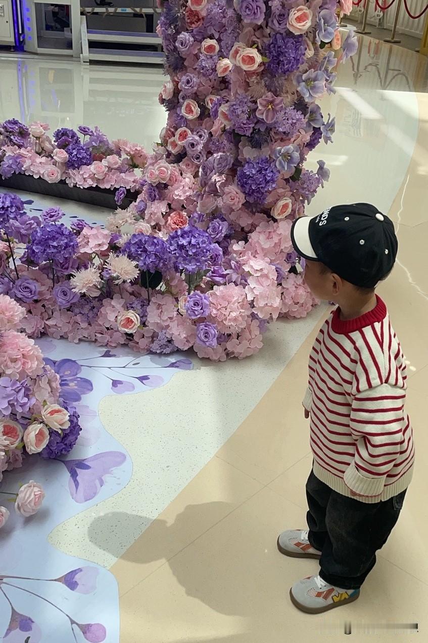 昨天小宝的举动，让老公开心的不行！家里有个小孩子，气氛好像就不一样，孩子能带