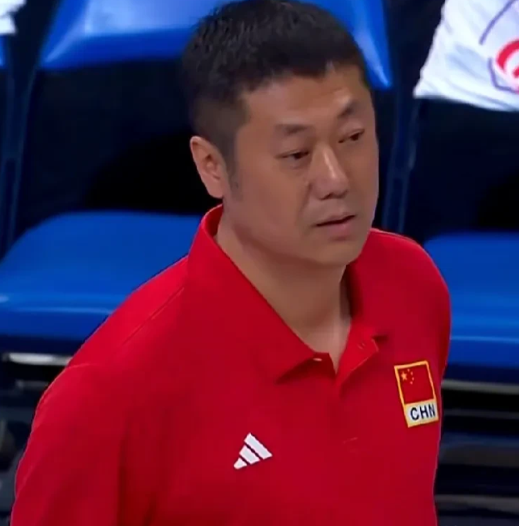 中国女排逆转战胜德国，必须为勇哥点赞第一赞：决胜局16平这么关键的比分敢于换