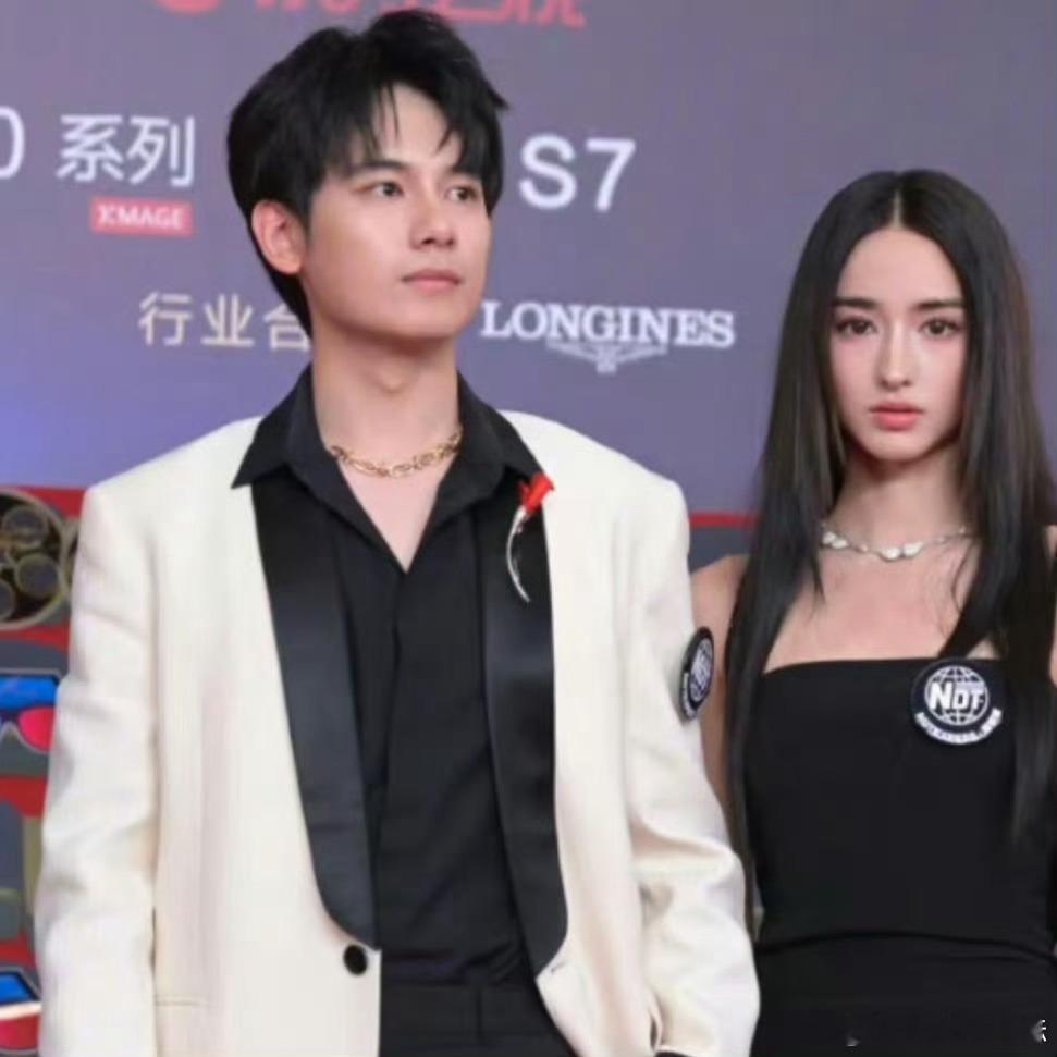 胡先煦李宛妲真的假的不知道，但这个颜值要是真的那我必嗑[doge][doge]