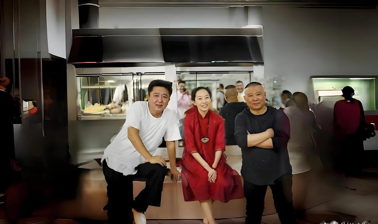 德云社后台有个新来的行政。工位在走廊尽头，自己打水自己印文件。没人告诉她——