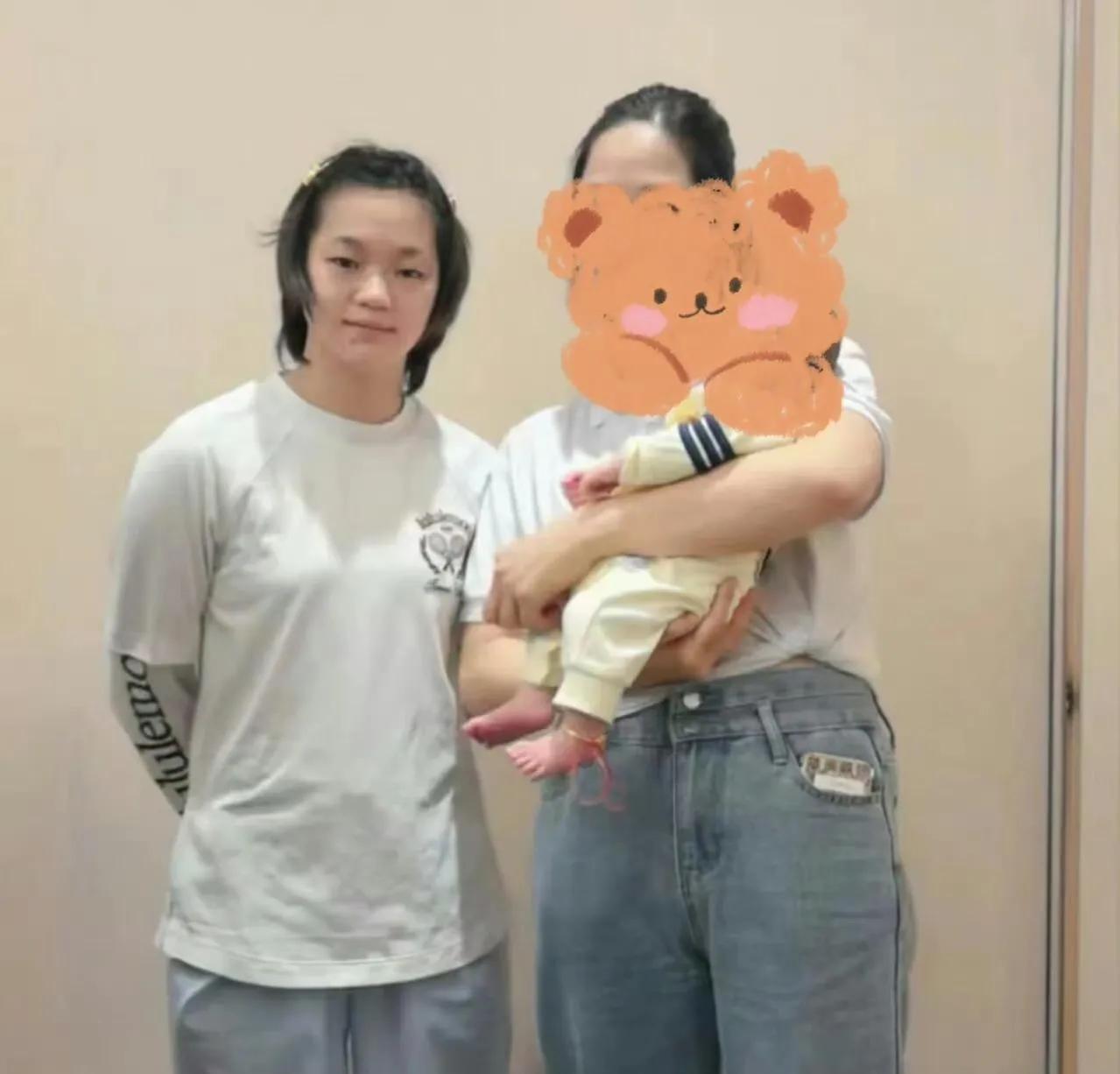 全红婵近照，肉眼可见的圆润了。全红婵目前在家里养伤，晒出和家人的合照，可以看出她