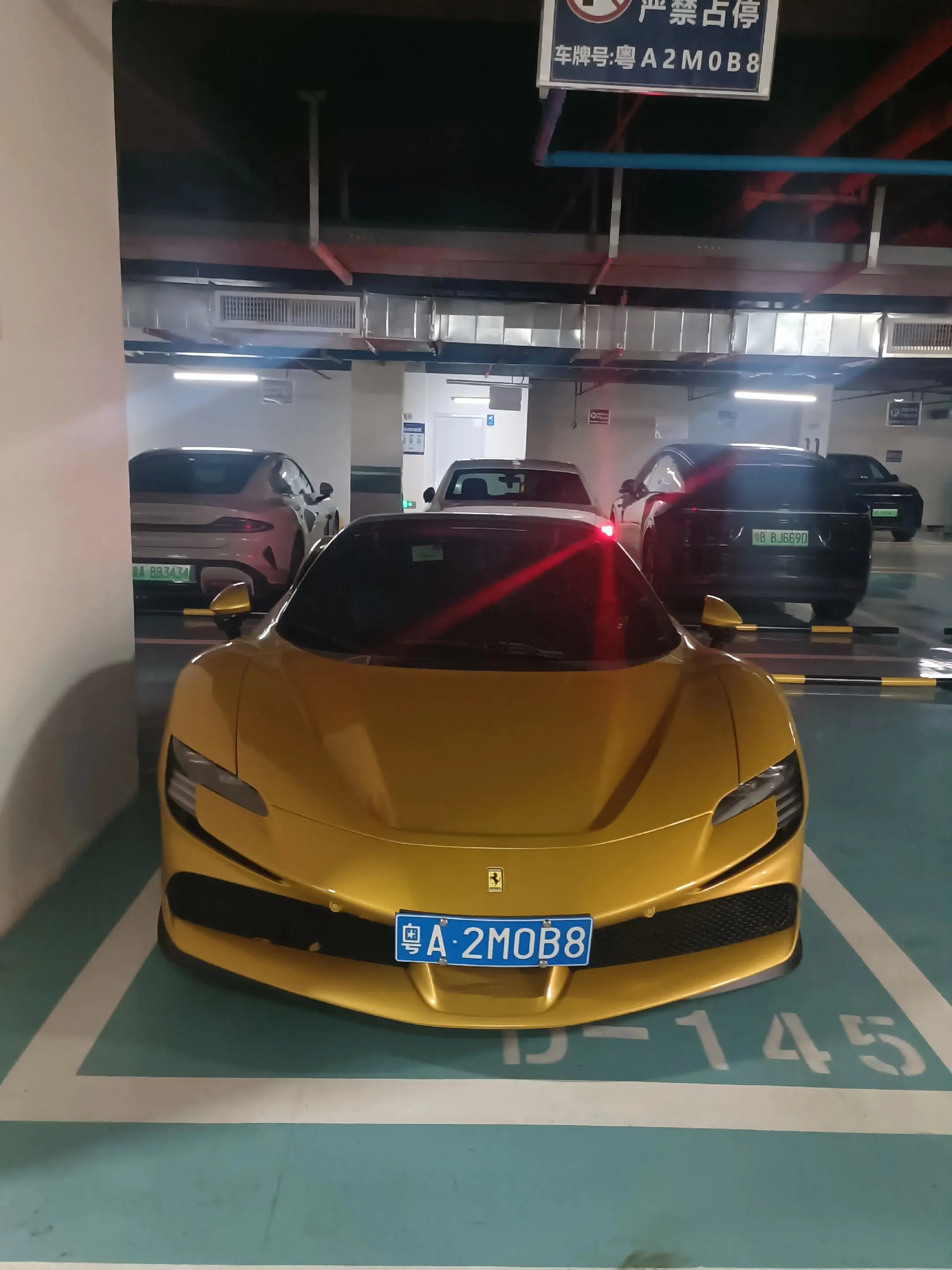 黄色法拉利sf90 同法拉利拉法 你们会选择什么超跑