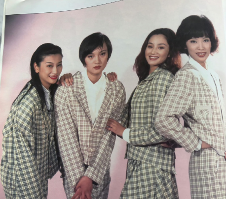 瞿颖晒好友刘孜发来的老照片请问哪个是刘孜啊？我怎么没认出来呢？不知道她说的是不