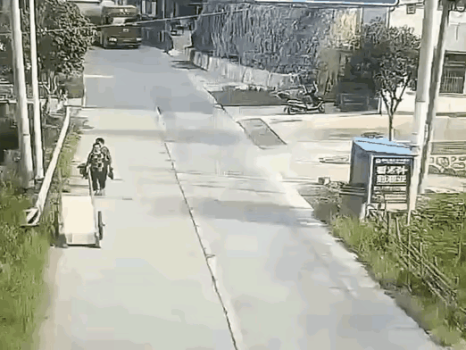 你们说，她这是碰瓷呢？还是寻短见呢？还是其他的什么？碰瓷我看着不像