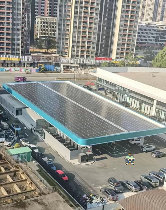 比亚迪的闪充站，顶上面都是太阳能板，有朋友说感谢他为我们国家节省了太多石油，导致