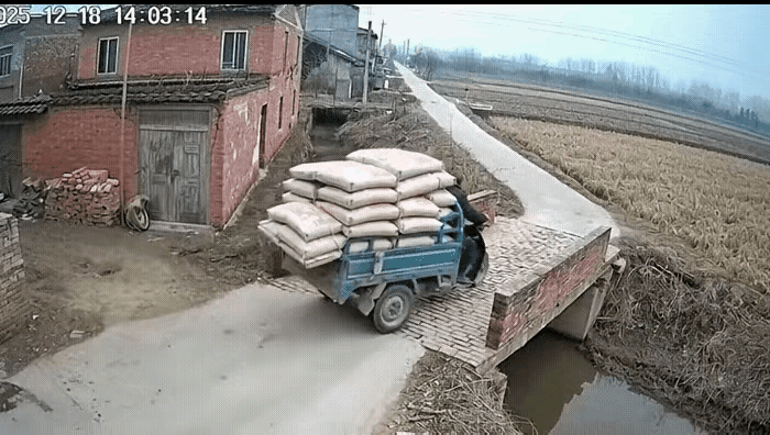 这桥的质量也太差了，三轮车装的东西并不是很多，但是在路过桥面的时候，直接就把桥压