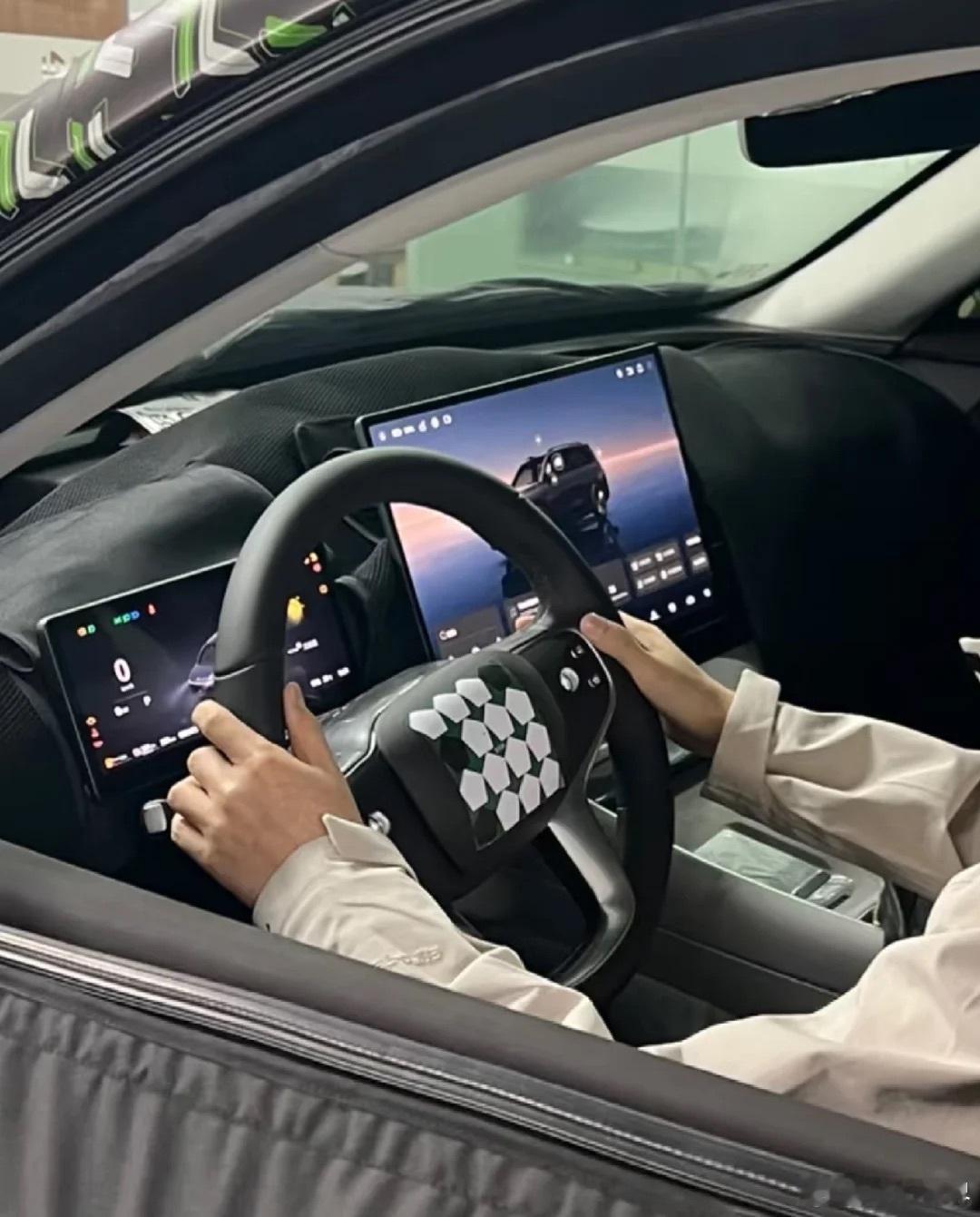 零跑D19内饰设计「宣发图」，和目前在售的车型比，还是有一些细节变化的，比如开门