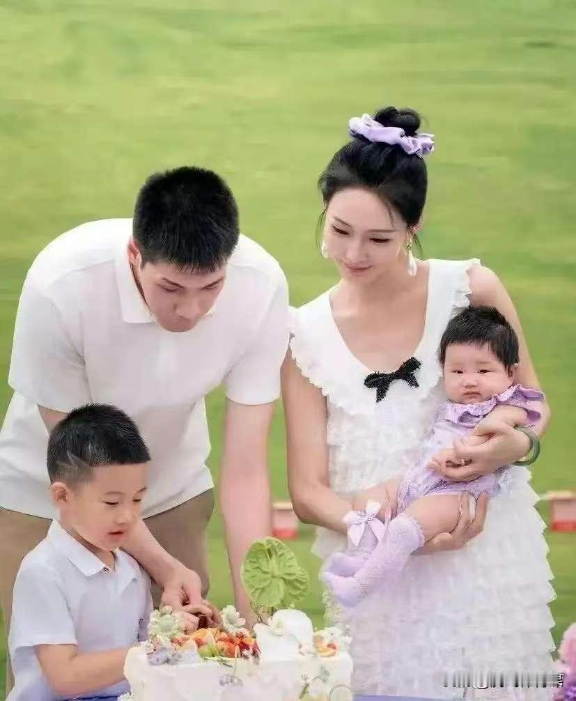 任骏飞身高2.02米，是广东男篮最优秀的前锋之一，也是广东男篮史上第一位签