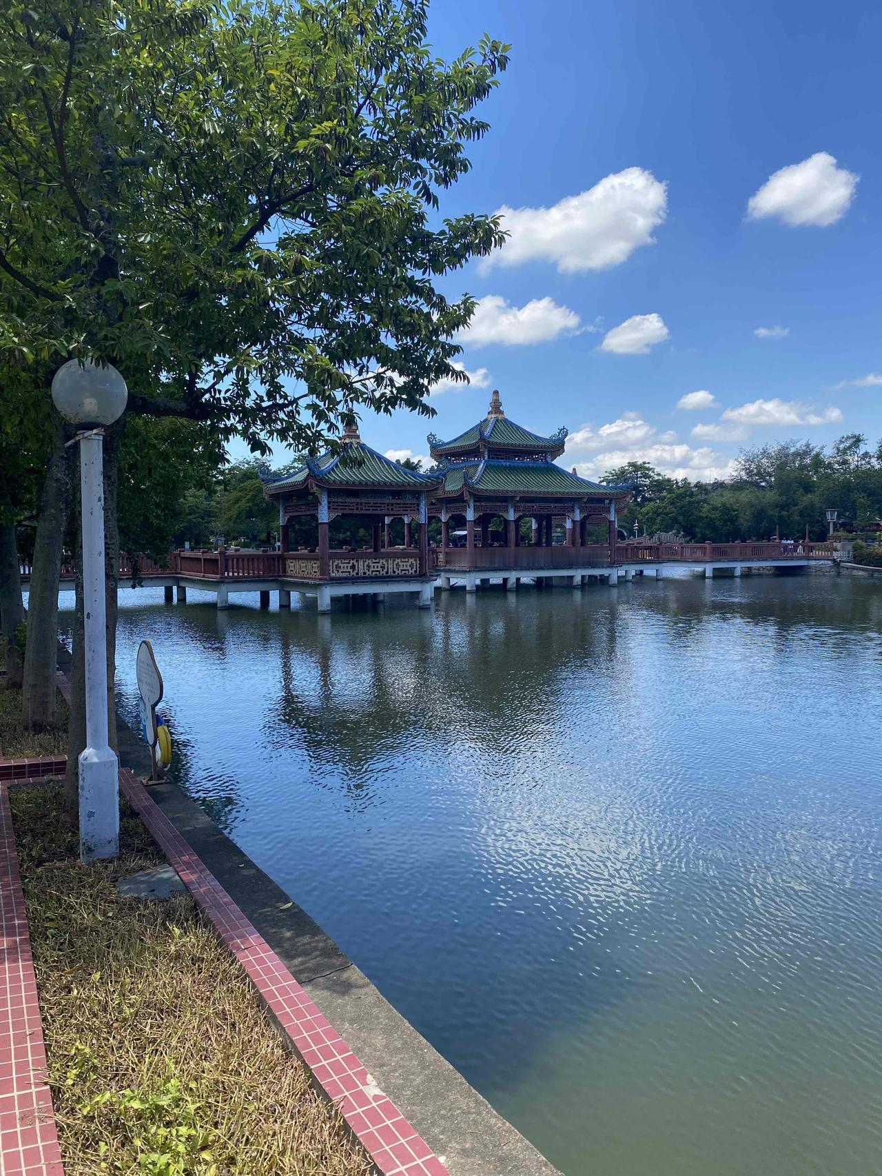 一对80岁的游客找导游陪游，没人愿意接，善良的小华接了这个活。小华扶着老人去各