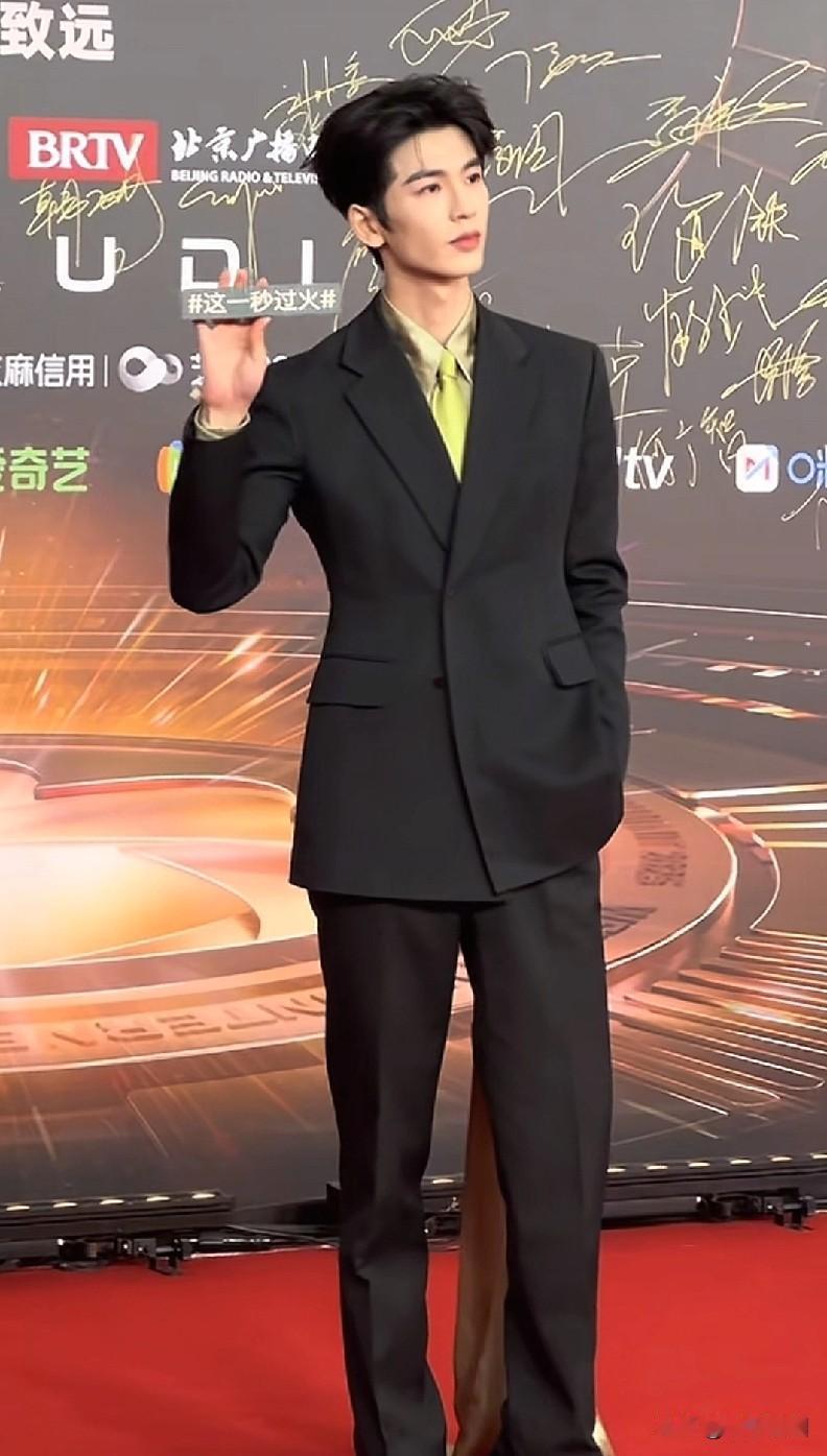 11月3日，北京张凌赫现身2025微博视界大会红毯，身着黑色西装，内搭香槟色衬