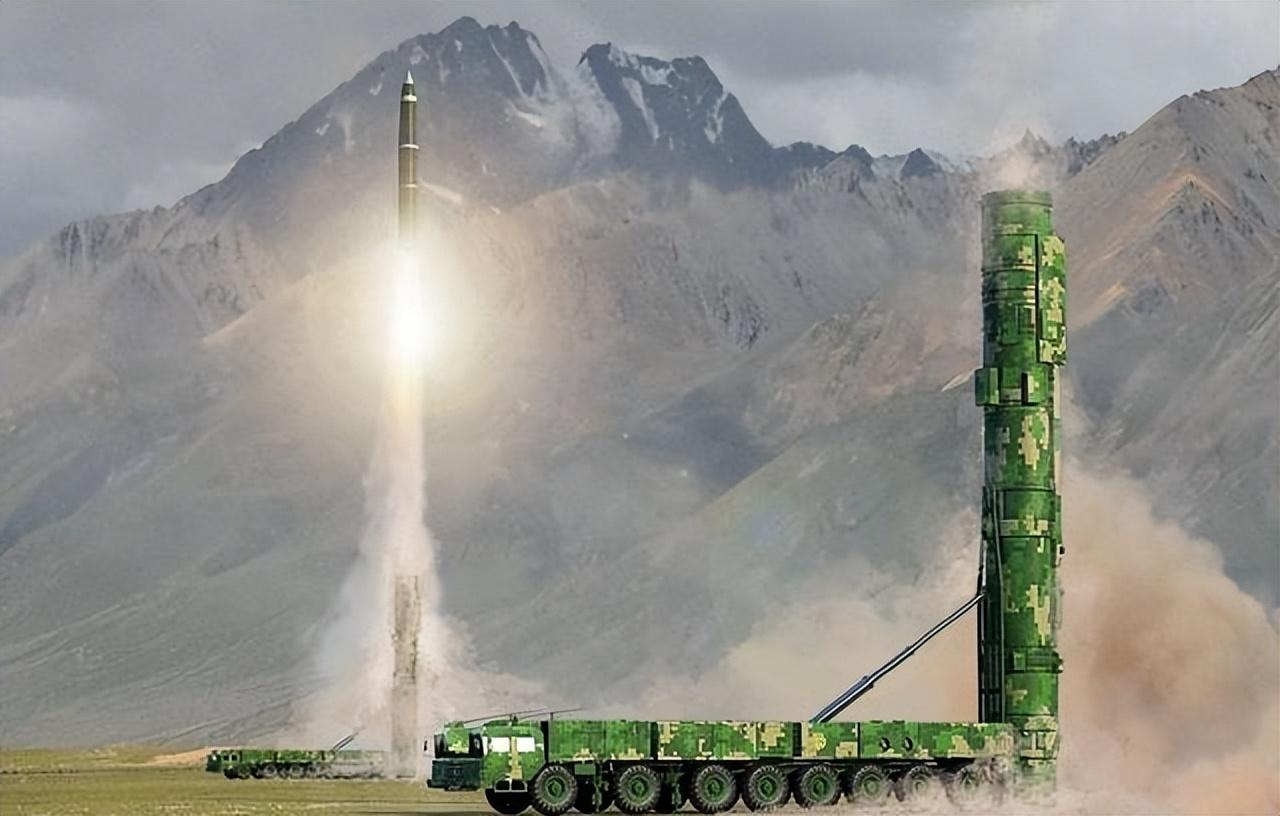 只欠东风！东风导弹起竖的视频明着发。日本吓得腿打软！日本这回步子。迈得