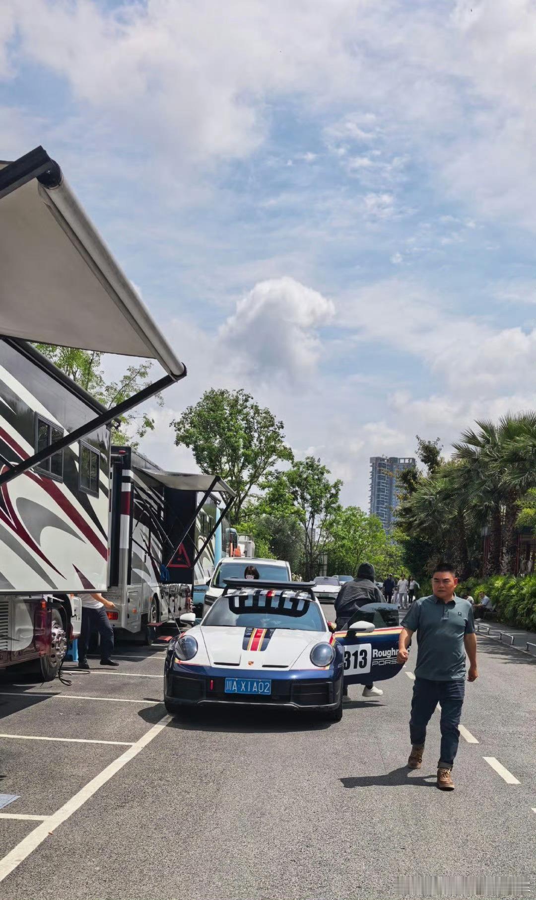 王星越开保时捷上班热搜第一居然是一位我不认识的明星然后开个保时捷上班这事值得炫耀