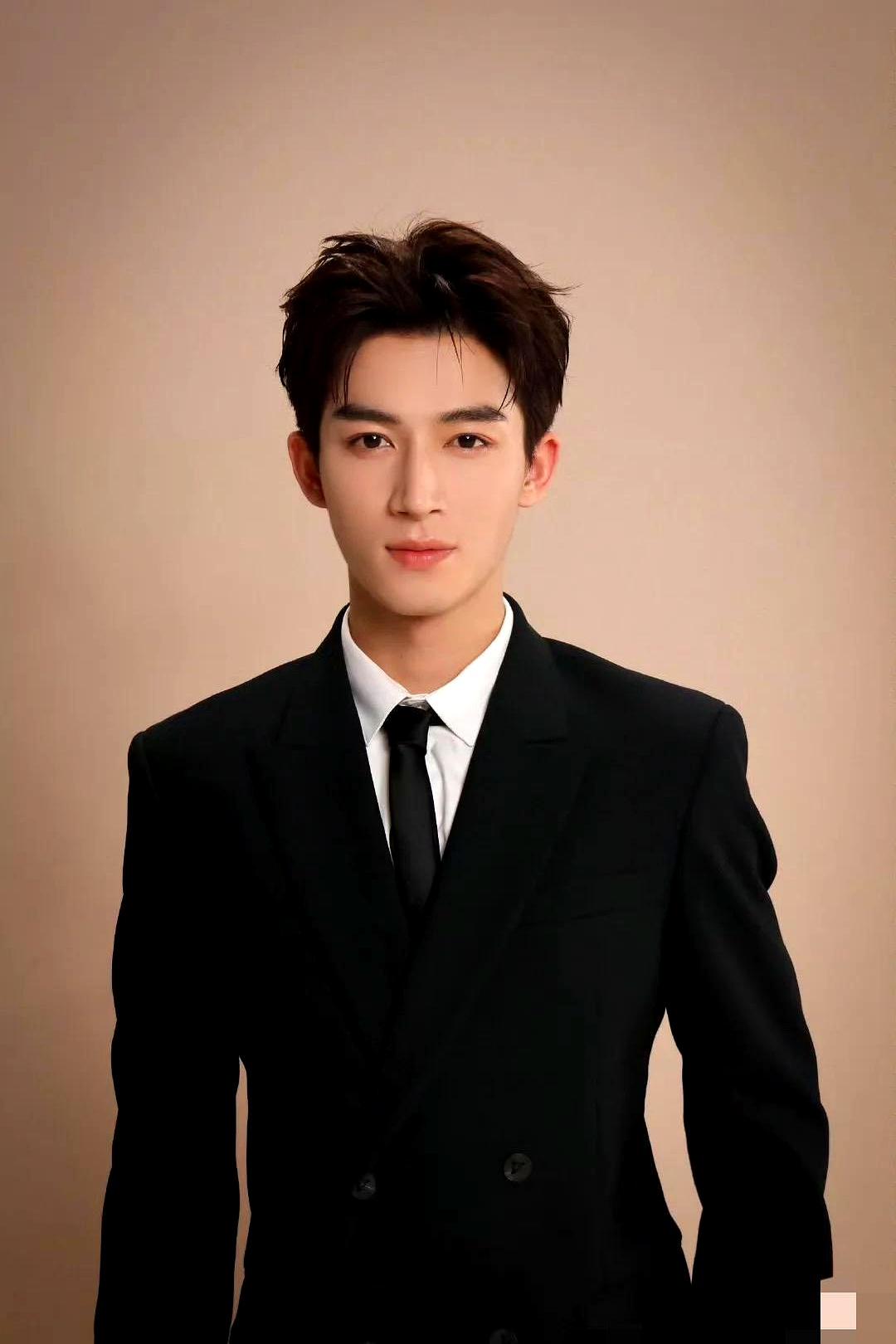 别羡慕明星的大白牙，那可能是职业道具。王星越生日直播晒旧照，指着钢牙套的自己