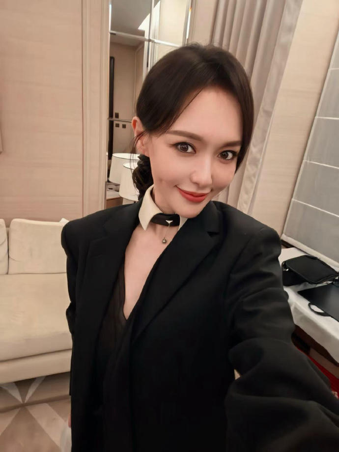 唐嫣妈妈把脸伸过来已经准备好了喔快给出你浓浓的爱意吧！
