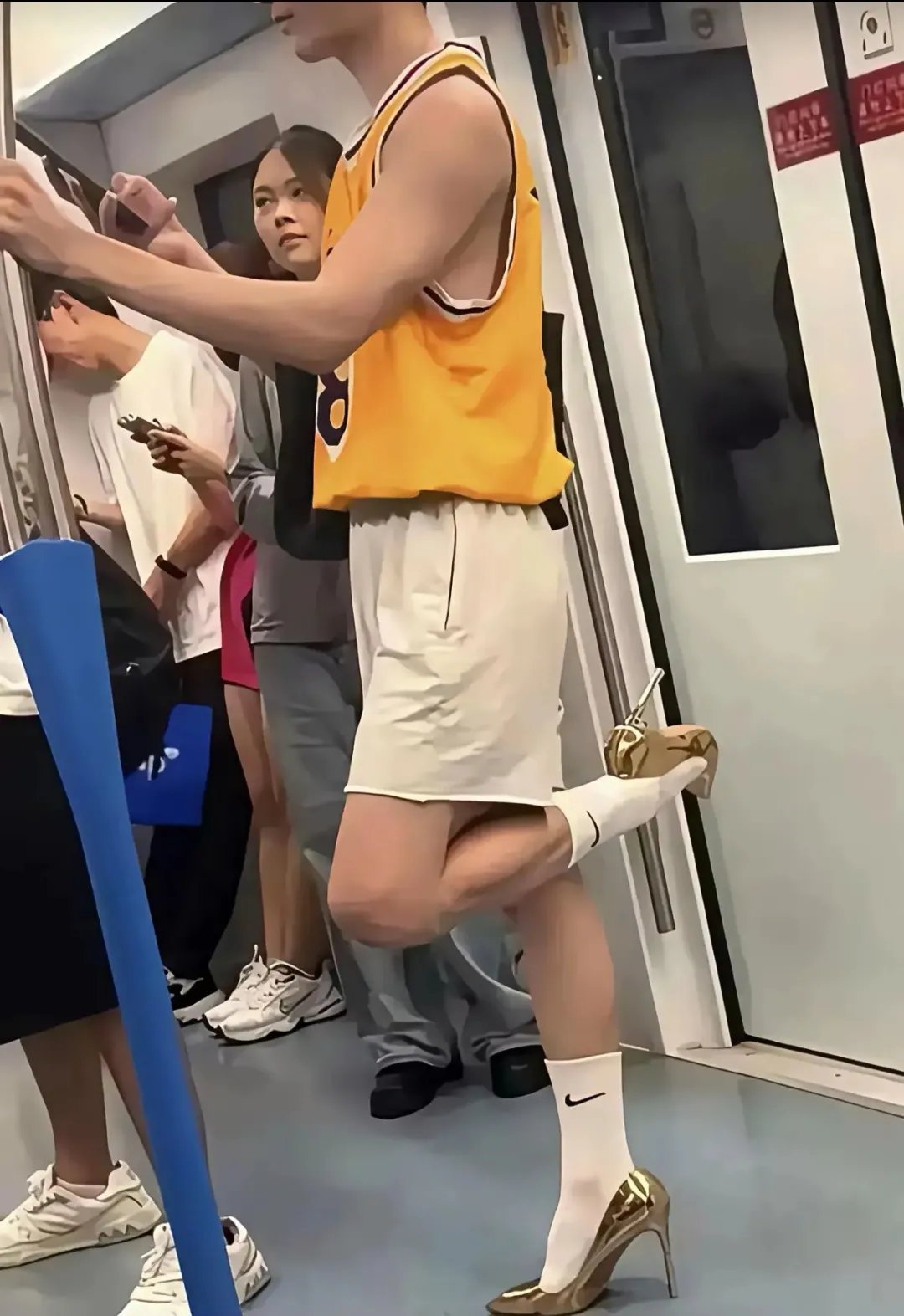 男性公共场所穿高跟鞋什么心态？