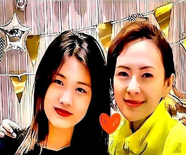 小苹果在网络上发了一张照片，是和章子怡的合影。文案是和妈妈在一起的时光。章子怡回