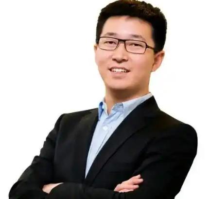 他是ofo小黄车的创始人，小黄车宣布倒闭，1500万用户押金无法兑现，创始人戴威