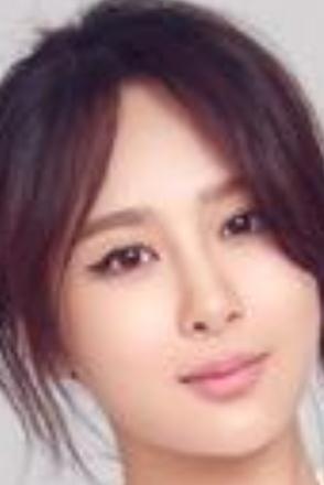 杨紫宣布休整半年后风波不断。杨紫凭借多部热播剧积累了大量粉丝，粉丝对其新作品期