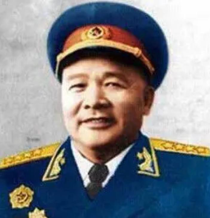1955年授衔时徐海东主动推辞大将军衔，他当时又推荐了哪两位将军上榜？1955
