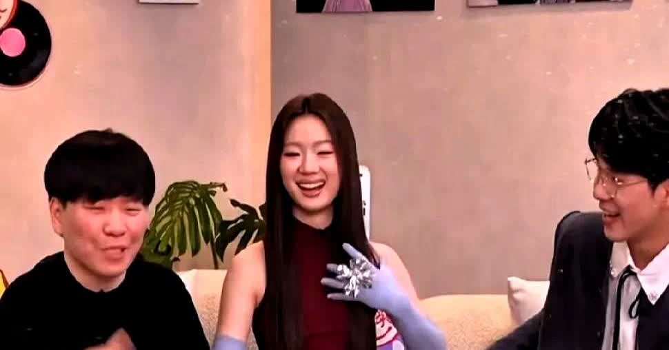 单依纯与常石磊为什么会有十指相扣的暧昧举动？不查不知道，一查才明白！