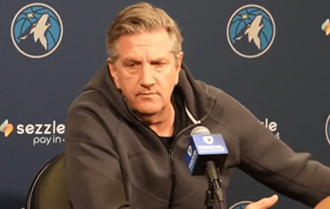 NBA季后赛后，森林狼主帅克里斯-芬奇接受采访，谈到迪温琴佐时一度哽咽。芬奇表