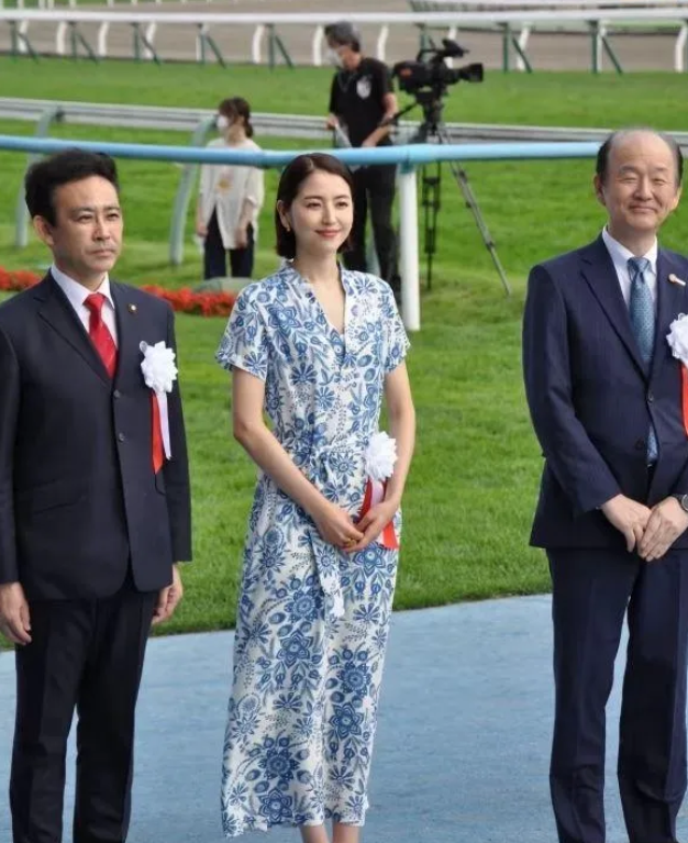 哪位大神能帮我把雅美旁边的两个猥琐男P掉？