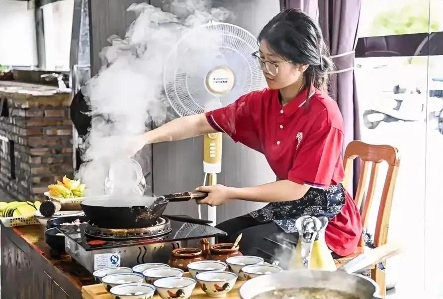 广西桂林女孩刘同学因挑包裹回家火了以后在县城某餐饮店找了份工作。我注意到她的劳务