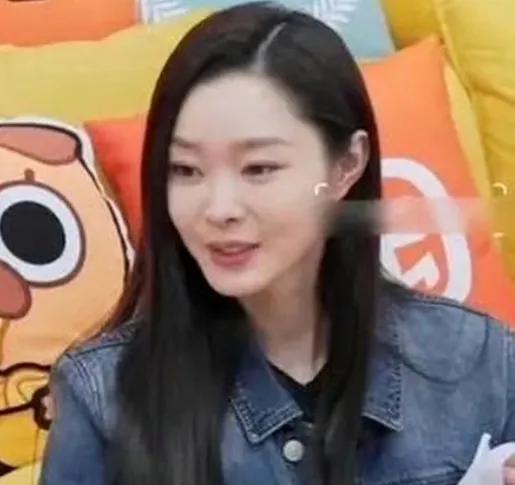 在近期的综艺中，李雪琴对宋轶的洁癖确实了如指掌。比如在节目录制现场，宋轶准备用餐