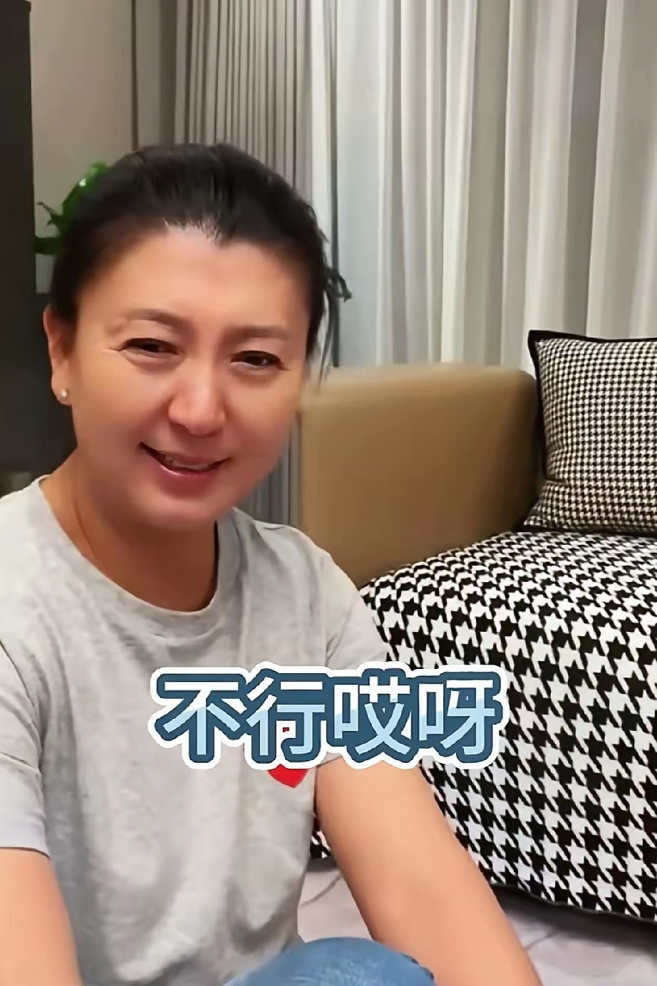 当直播间有人说闫学晶是农村人时，她明显的不高兴了。她说:“我15岁就从农村出来了