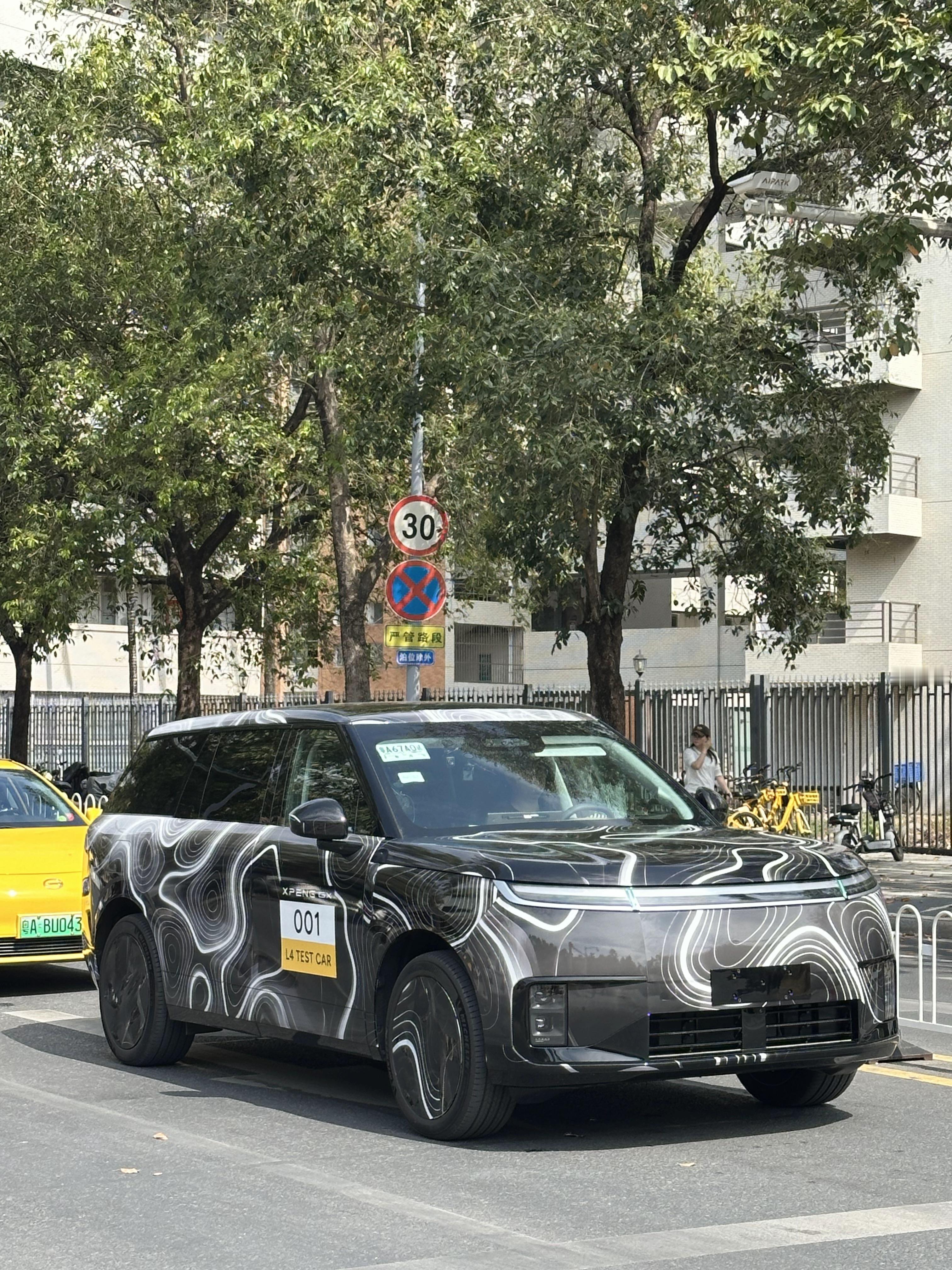 小鹏GX这个谍报车我觉得就挺好看官方是不是可以考虑出个车贴。据说这次会有4图灵，