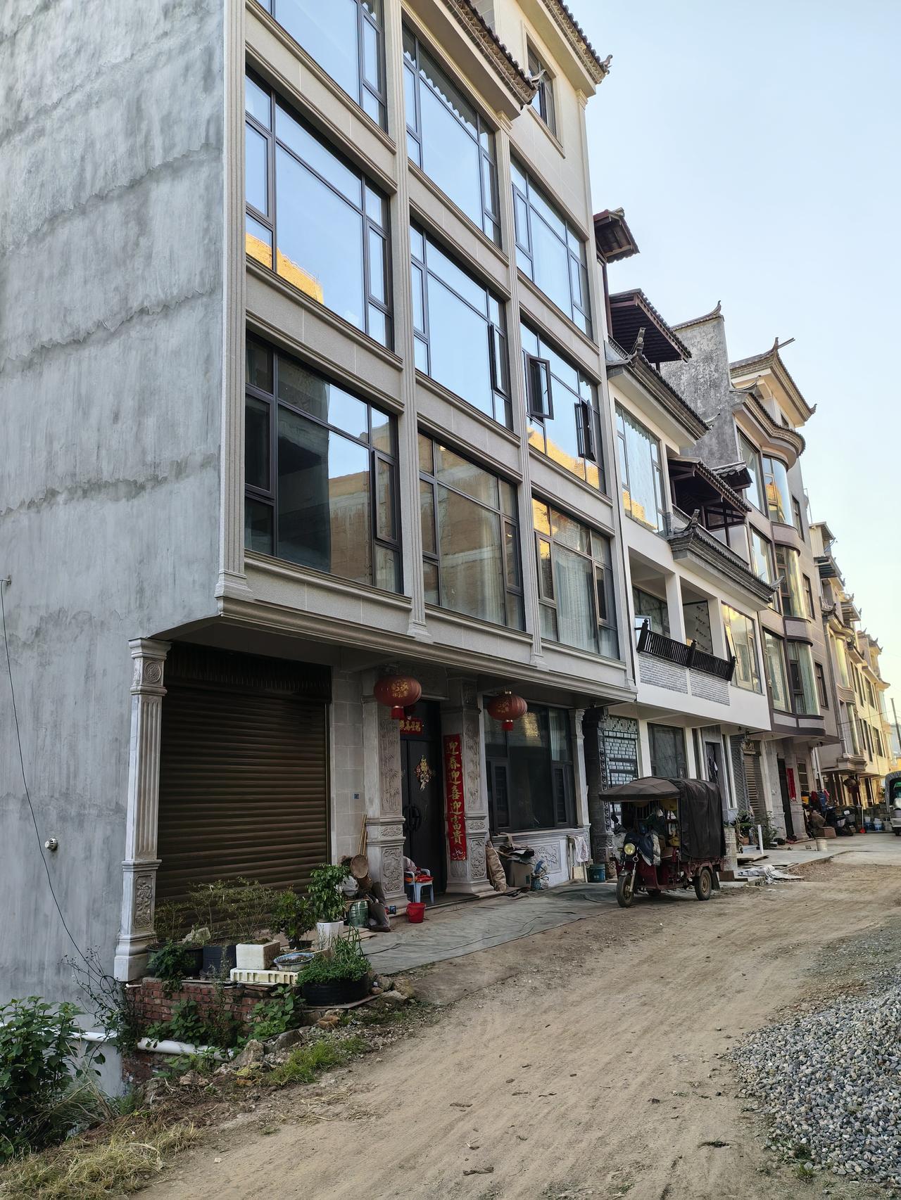 如今，随着新农村建设的持续推进，各地农村新建的农房鳞次栉比，地面也都铺上水泥进行