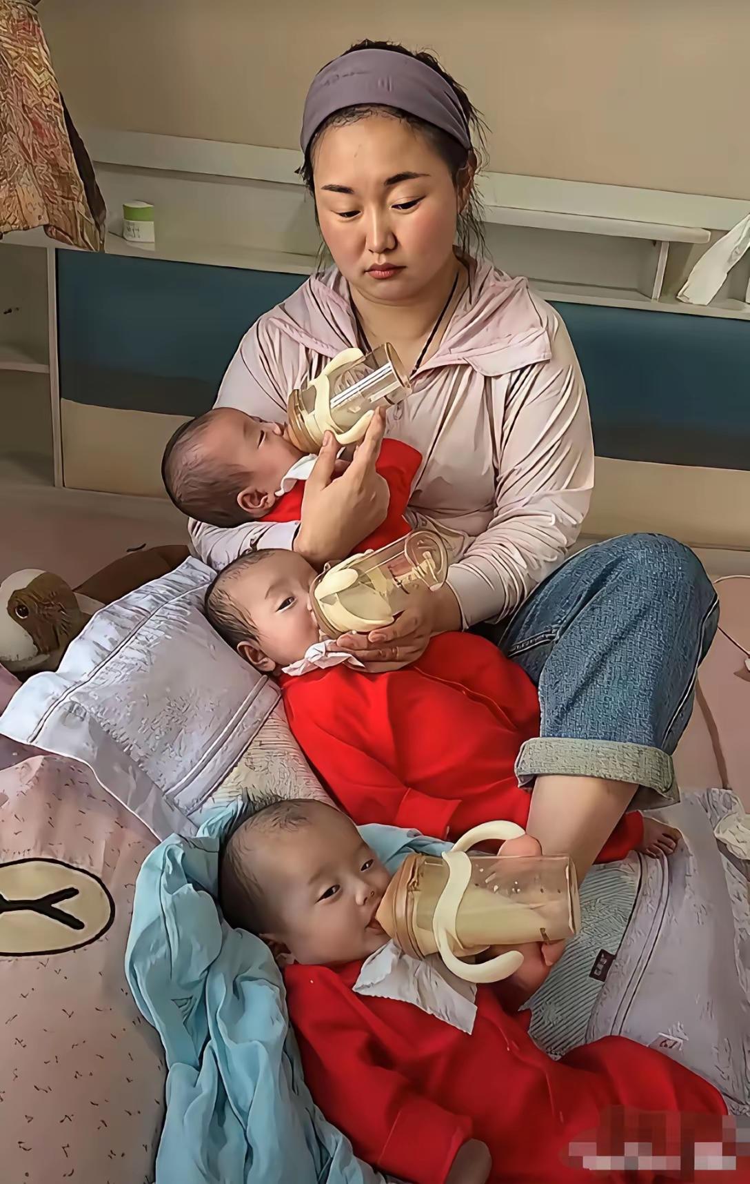 三胞胎妈妈是这样喂孩子的。一双手，一只脚，同时哄着三个宝宝喝奶，光是看着这