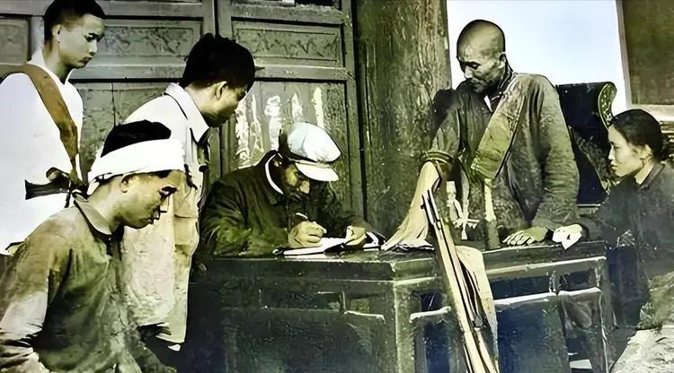 1971年，成都公安局收到消息说有个叫周春银的搬砖工自称是神枪手，且现场拿出真枪