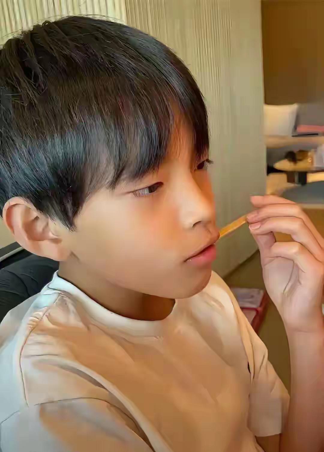 小菲现在终于可以晒孩子们了，时间过得真快，孩子们都长这样大了。真的是不容易，大家